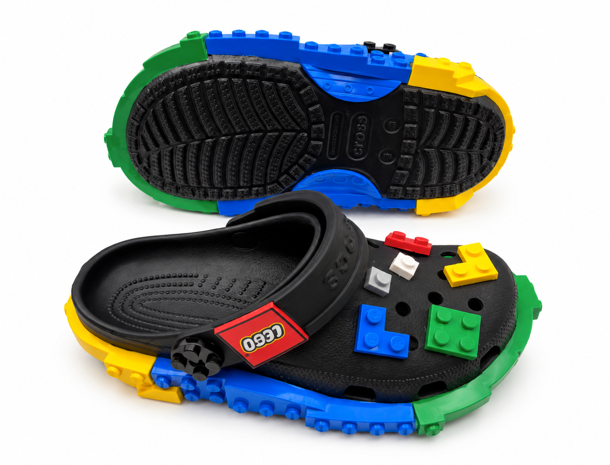 Crocs LEGO noir multicolore avec semelle en briques bleues, vertes et jaunes