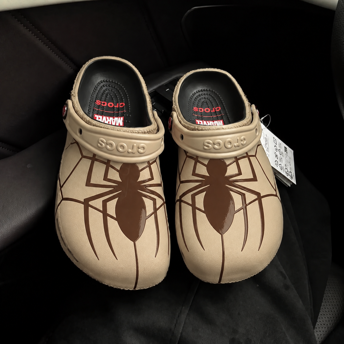 Paire de Crocs Marvel Spider-Man beiges avec araignée marron sur l'empeigne et étiquettes