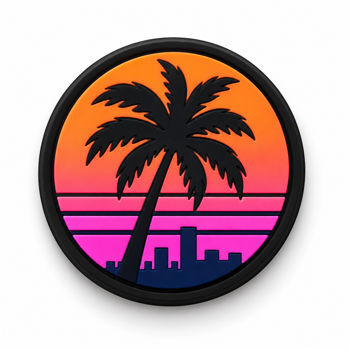 Pin's Crocs GTA 6 rond palmier noir devant un coucher de soleil orange et rose et une skyline