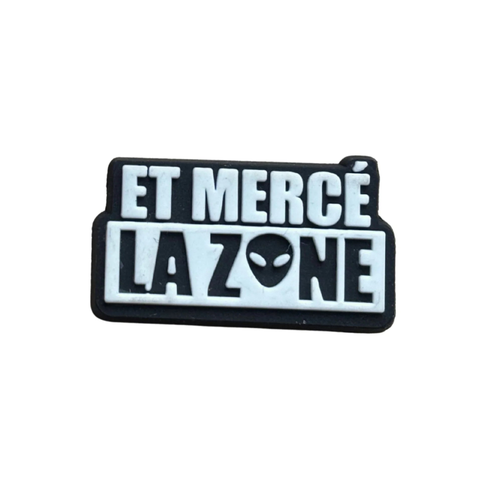Pin’s “Et Merci Lazone” pour Crocs®, accessoire humoristique tendance pour personnaliser vos Crocs®.