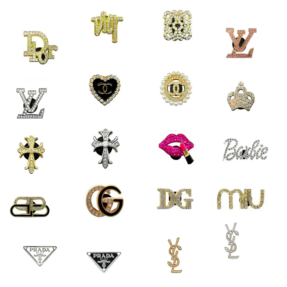 Collection de pin’s luxe Dior, Louis Vuitton, Chanel, Gucci, Prada, YSL, Balenciaga et Miu Miu pour Crocs.