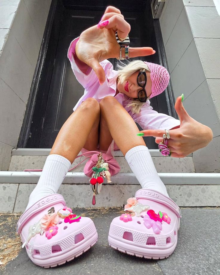 Comment Personnaliser ses Crocs&nbsp;avec des Pin's Jibbitz ?