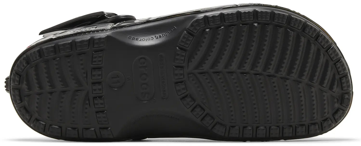 Vue arrière des Crocs Batman noires avec finitions inspirées du véhicule emblématique de Batman