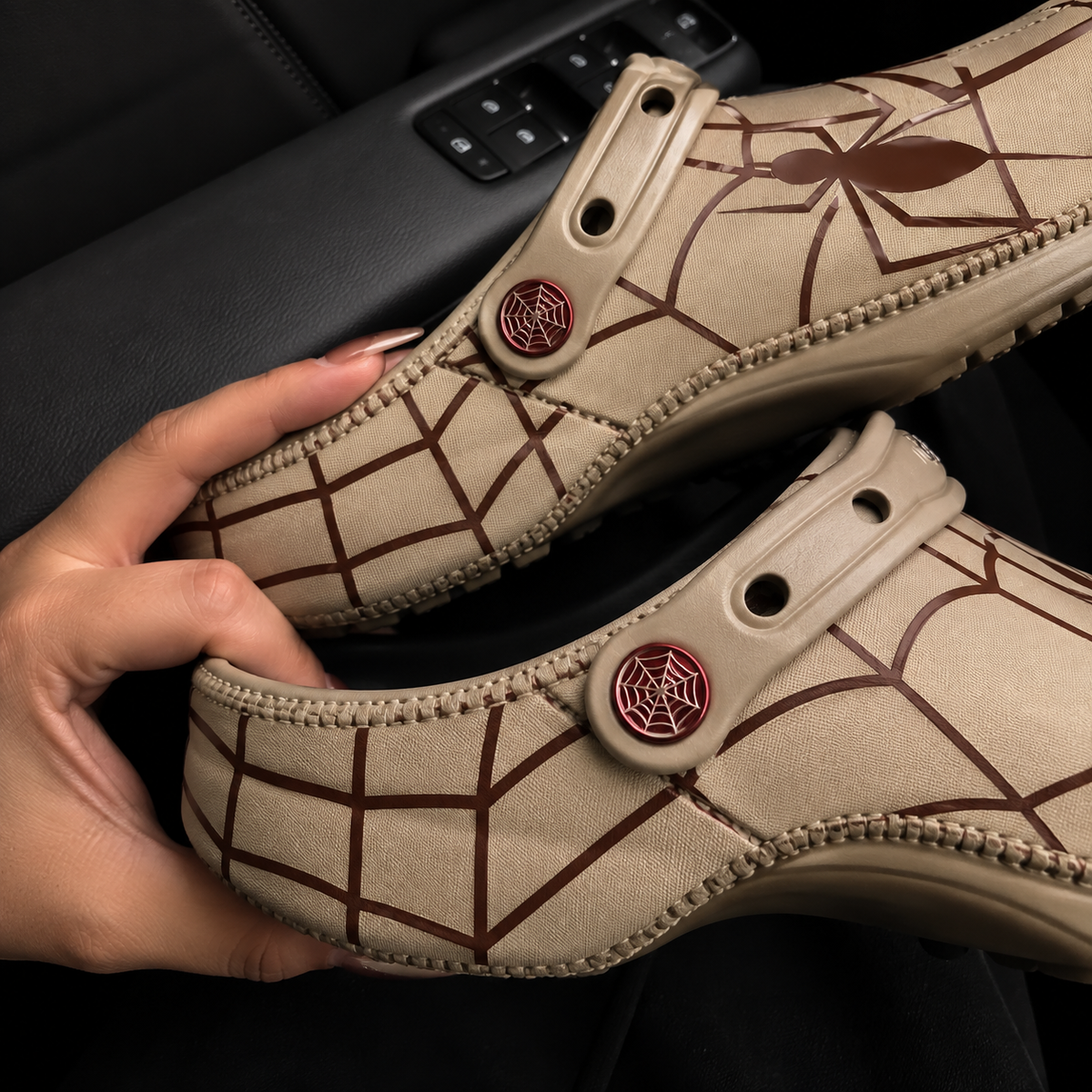 Crocs Classic Clog Spider-Man beige vue de face, logo Marvel sur la semelle intérieure
