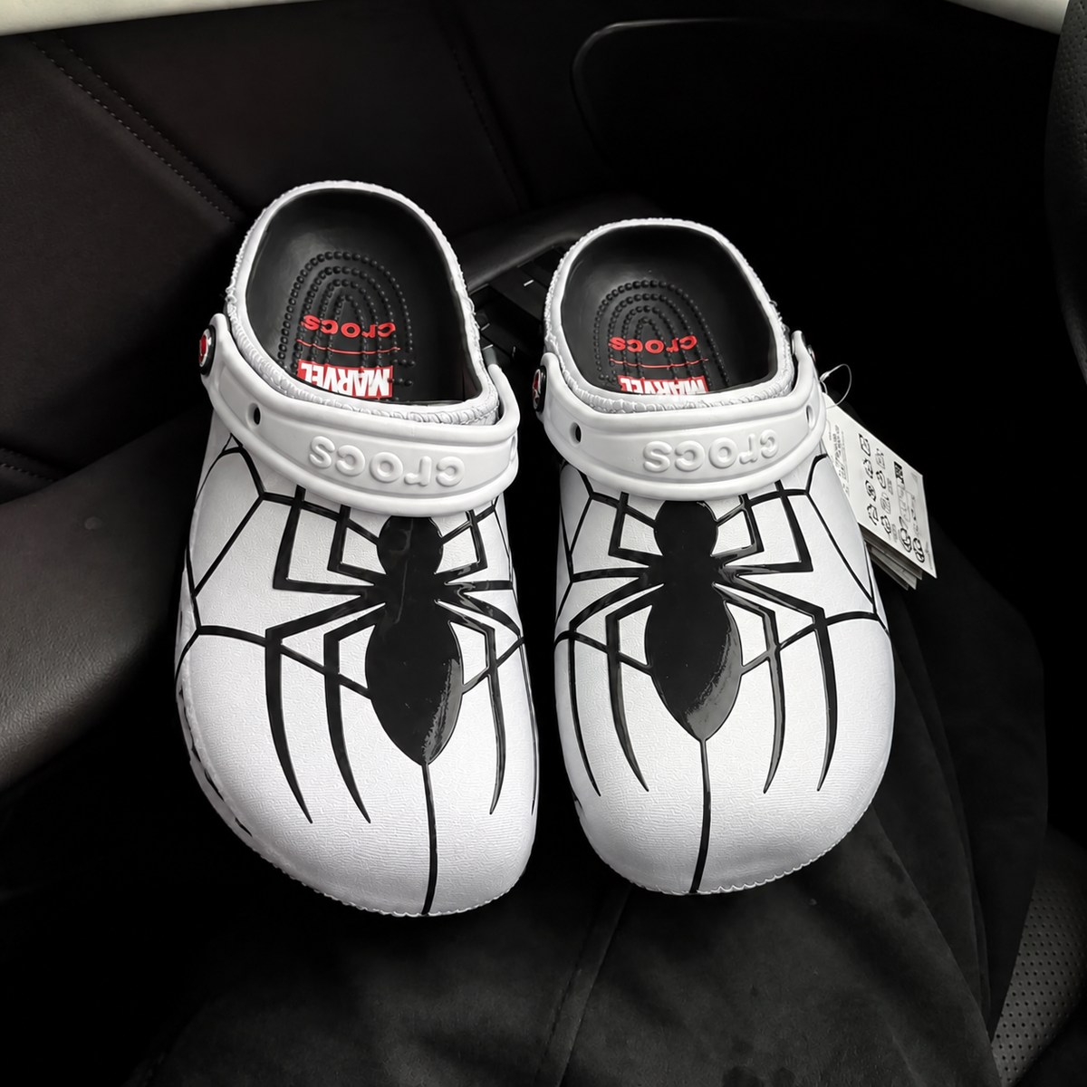 Crocs Classic Clog Spider-Man blanc vue de face, logo Marvel sur la semelle intérieure
