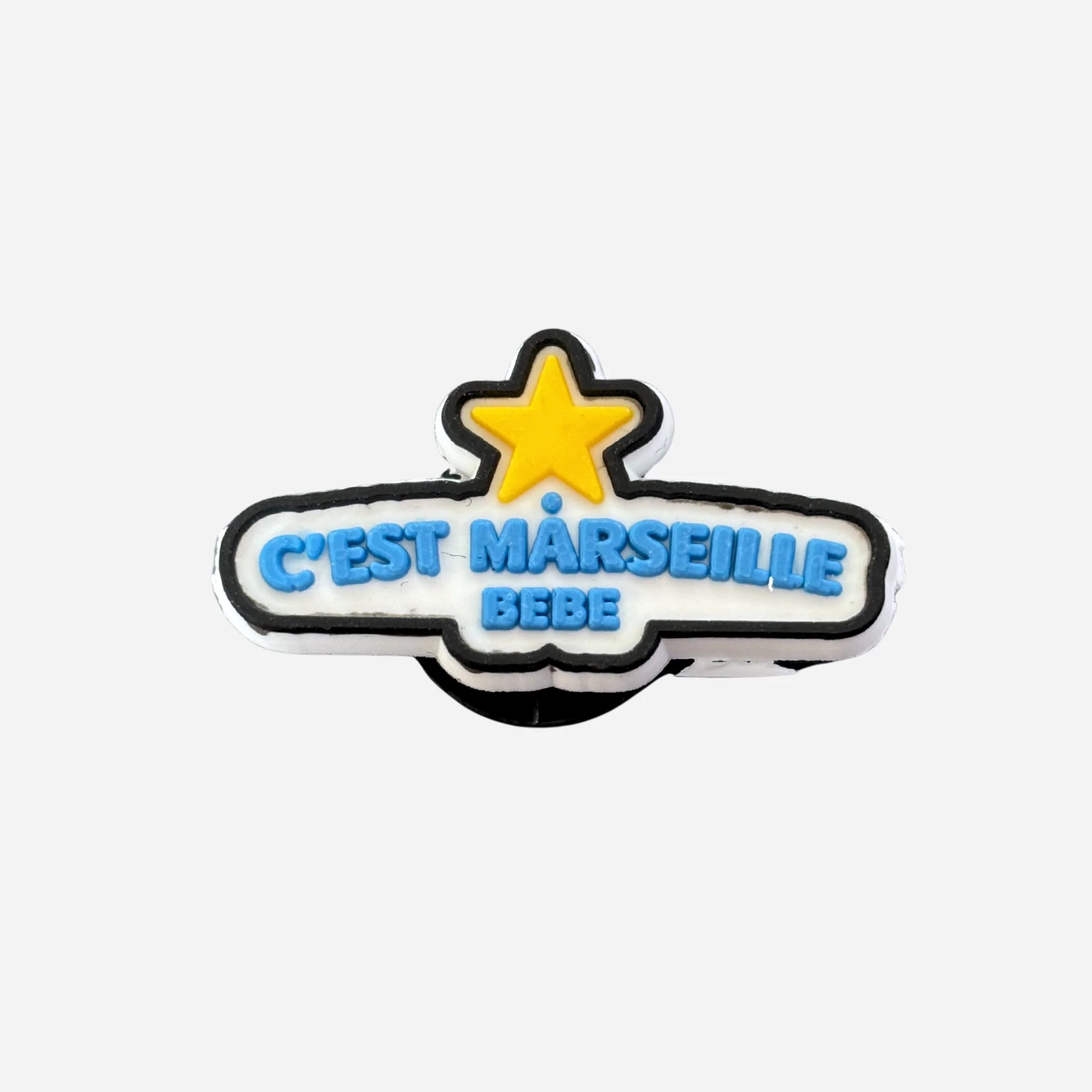 Pin’s “C’est Marseille Bébé” pour Crocs®, accessoire inspiré de l’OM et de la ville de Marseille.