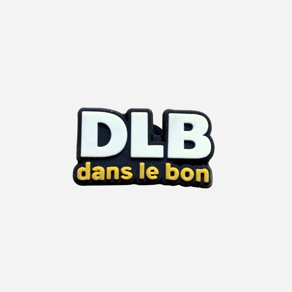 Pin's punchline DLB dans le bon lettrage blanc et jaune pour Crocs
