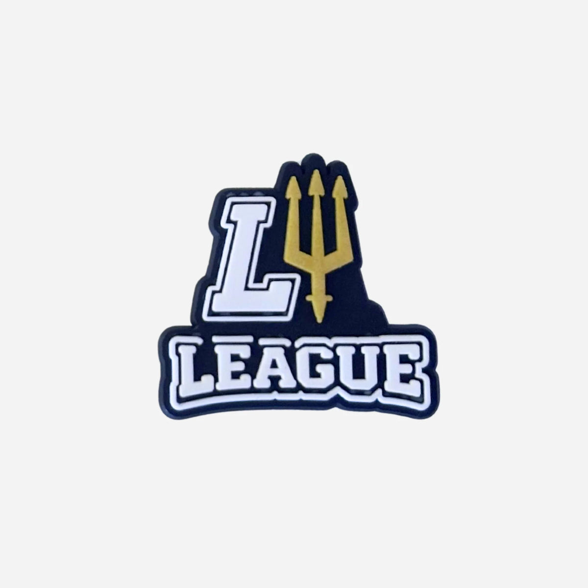 Pin's logo L League avec trident doré noir et blanc pour Crocs
