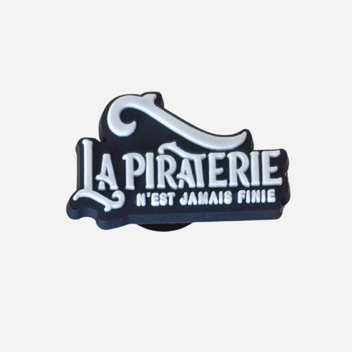 Pin's punchline La piraterie n'est jamais finie noir et blanc pour Crocs

