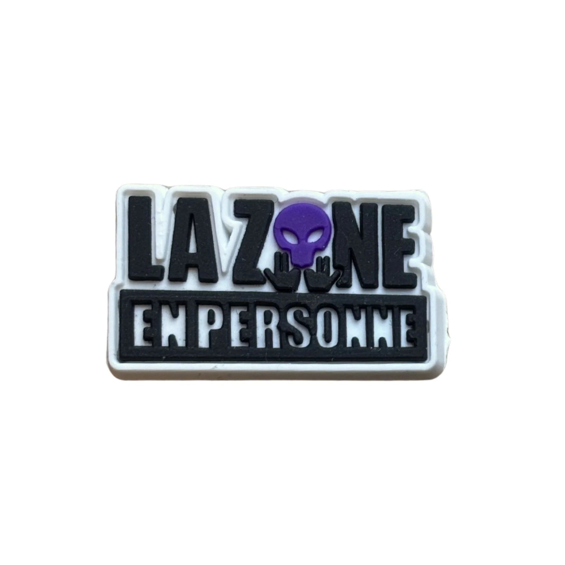 Pin’s “Lazone en Personne” pour Crocs®, accessoire original et humoristique pour chaussures Crocs®.