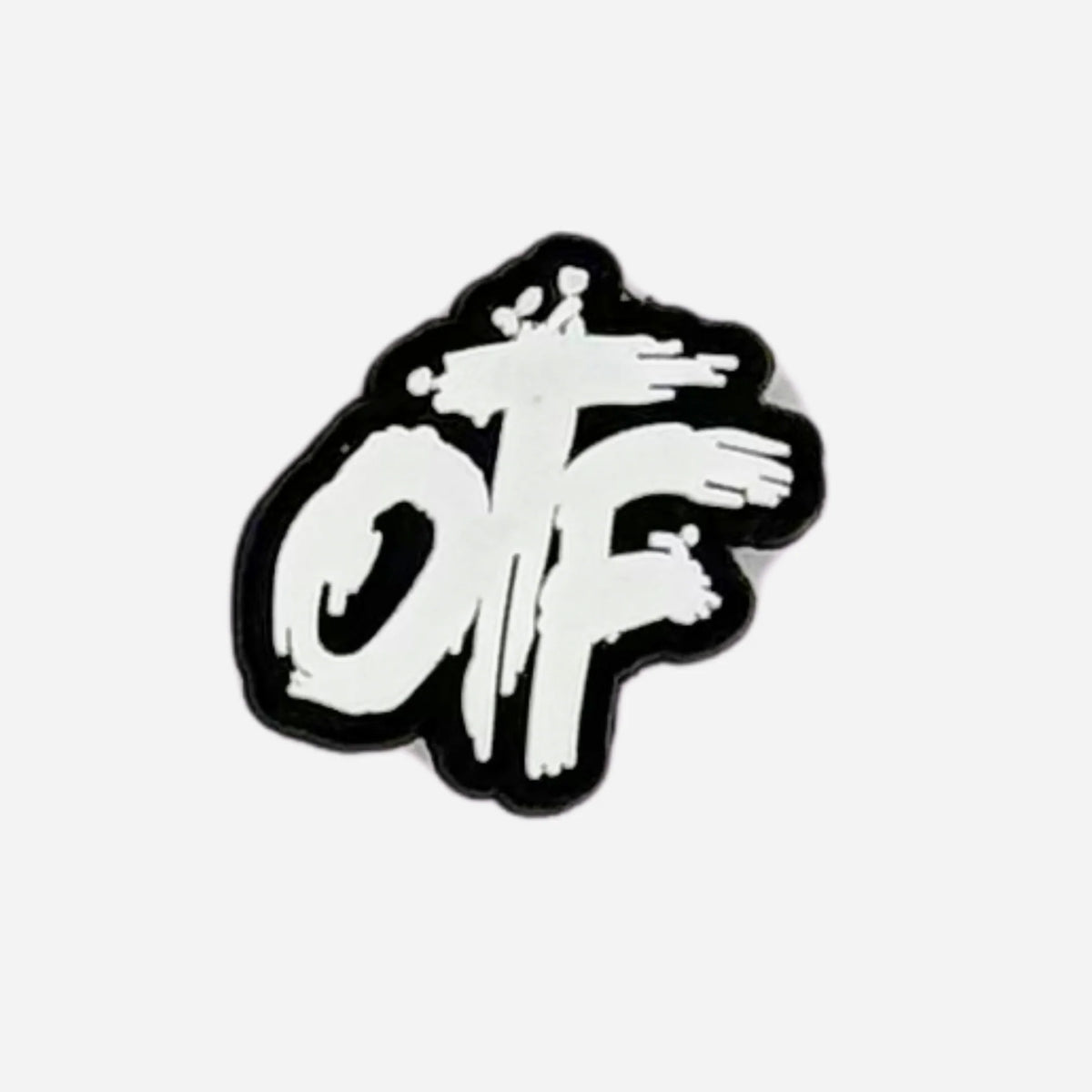 Pin's logo OTF écriture manuscrite blanche sur noir pour Crocs
