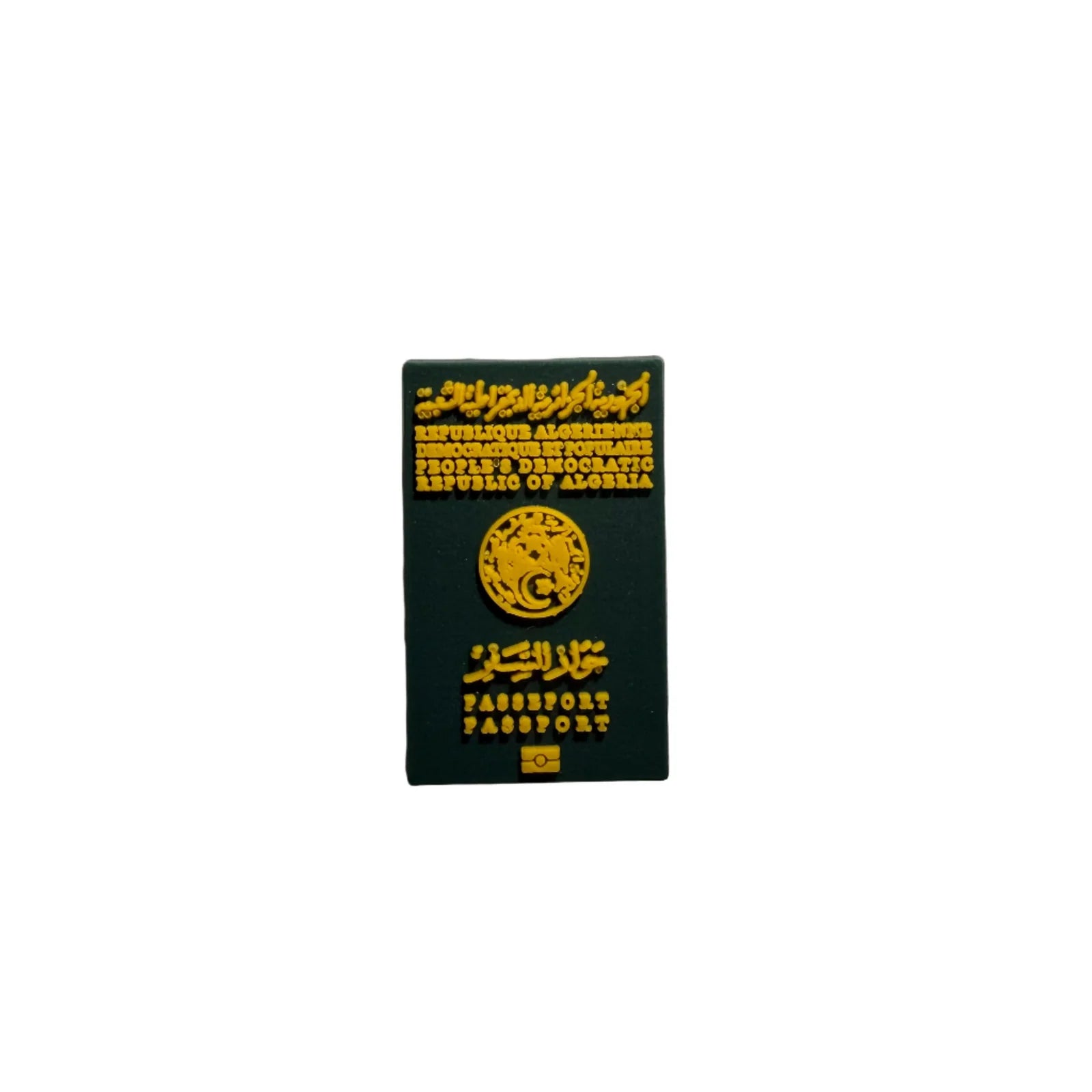 Pin’s Crocs en forme de passeport algérien vert avec inscriptions dorées, accessoire Jibbitz original pour personnaliser des sabots Crocs avec un style inspiré de l’Algérie.