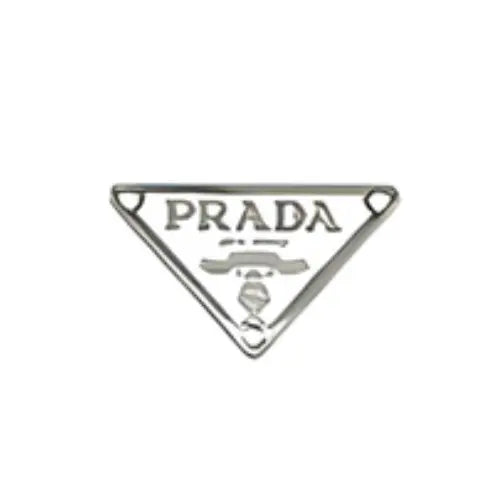 Pin’s Prada triangle argent pour Crocs