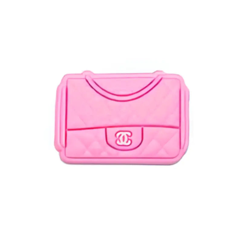 Pin’s sac Chanel rose pour Crocs style luxe tendance
