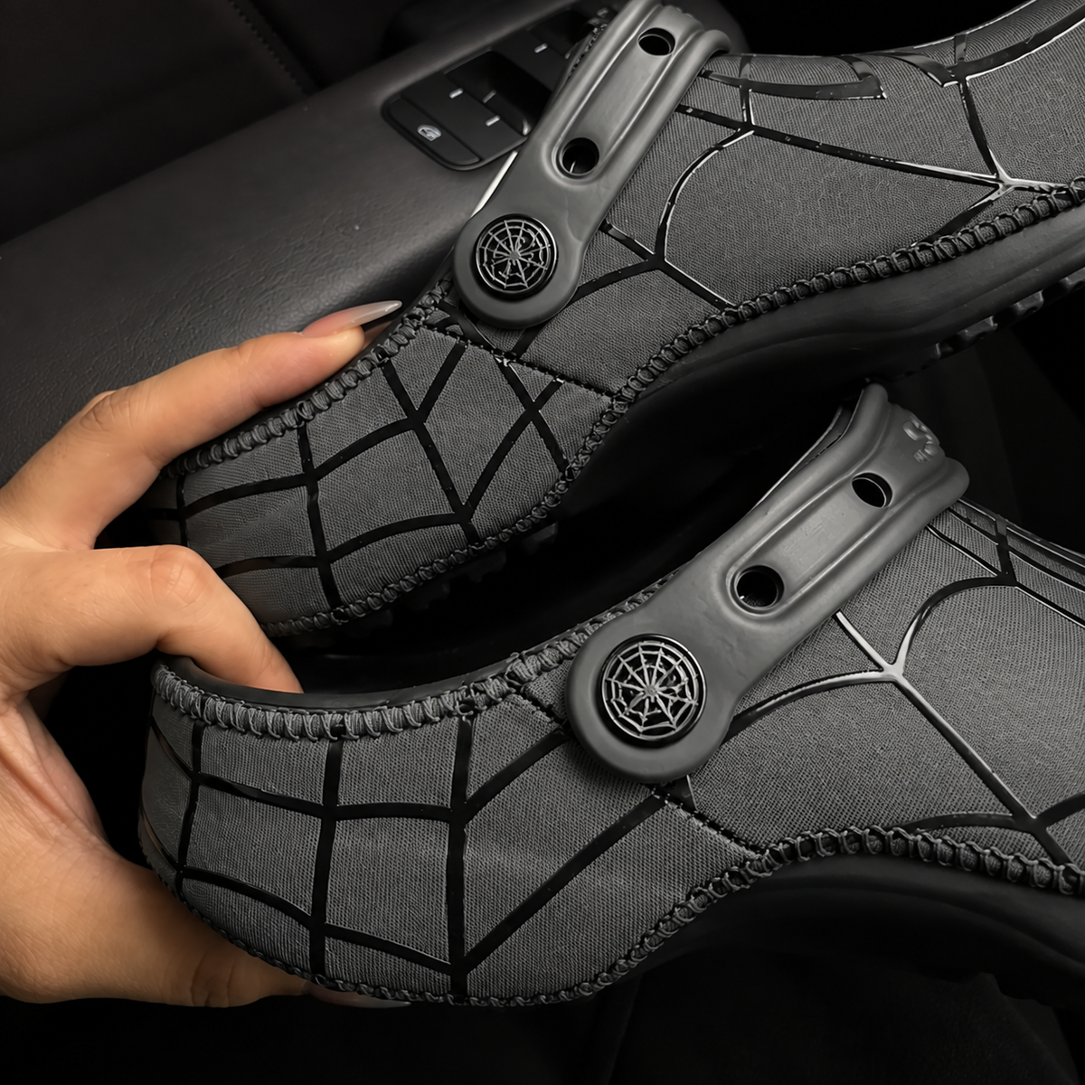 crocs spiderman gris cote