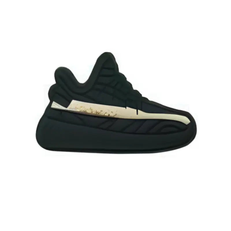 Pin's sneaker noire premium pour Crocs - Accessoire mode urbaine ClogsAddict